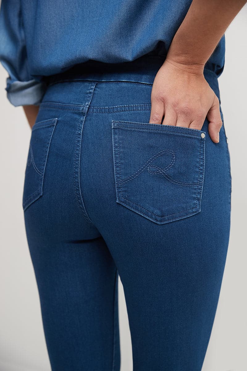 Skinny Pull-On Jeans with 5 Pocket Styling