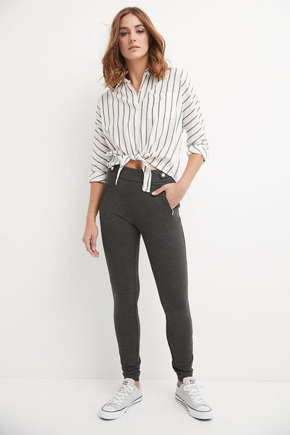 Secret Figure Pull-on Knit Pants with a Skinny Silhouette
