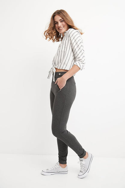 Secret Figure Pull-on Knit Pants with a Skinny Silhouette