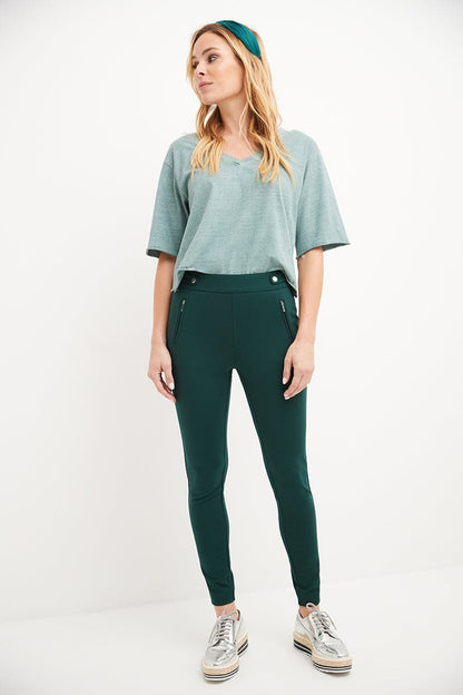 Secret Figure Pull-on Knit Pants with a Skinny Silhouette