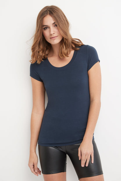 Short-Sleeve Business Casual T-Shirt with Scooped Neck